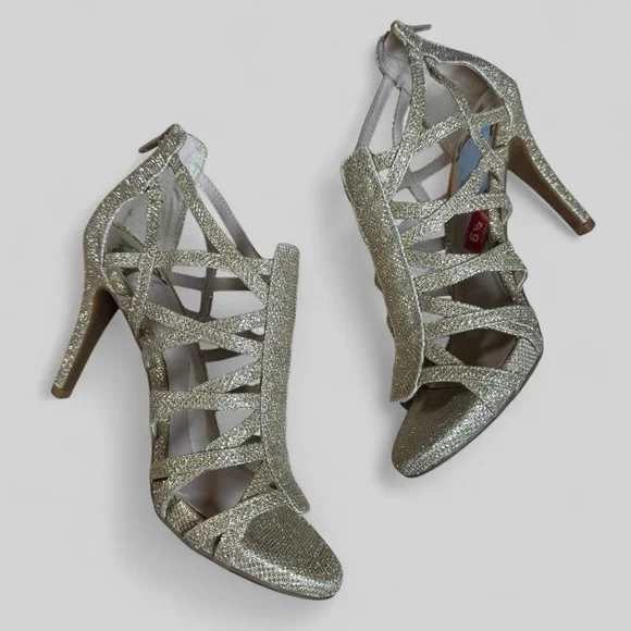 🔥CLEAR OUT🔥 Fergalicious by Fergie Gold Hattie Heels - Picture 1 of 9